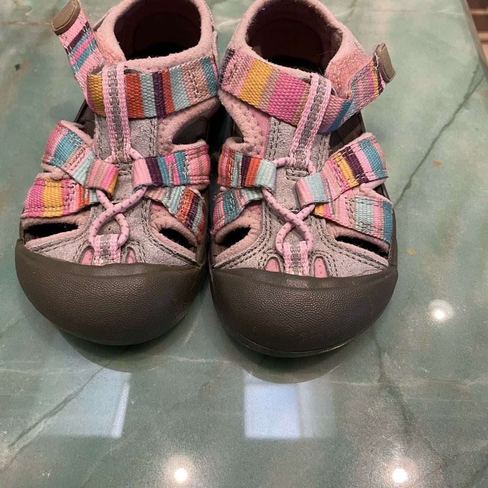 Keen sandals multi colored kids in very good condition.